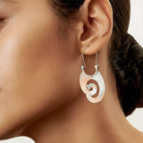 Vintage srebrne kolczyki" can be rewritten as "Retro Silver Earrings.