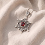Elegancki naszyjnik Jessindra Carmalyth w srebrnym odcieniu