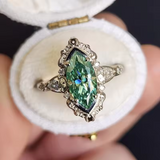 Elegancki pierścionek z diamentem i szmaragdem