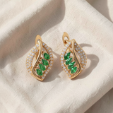 Stylowe wiszące kolczyki z lśniącym szmaragdem