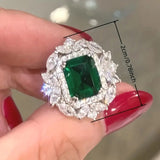 Eleganckie Szmaragdowe Kolczyki w Kształcie Korony