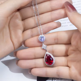 Elegancki naszyjnik z rubinowym wisiorkiem w kształcie łzy i błyszczącą aureolą z kryształów