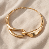 Stylowy złoty choker z wyraźną fakturą